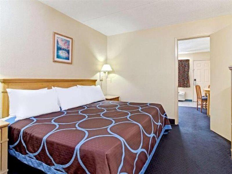 Americana Inn & Suites Lake Magdalene Buitenkant foto