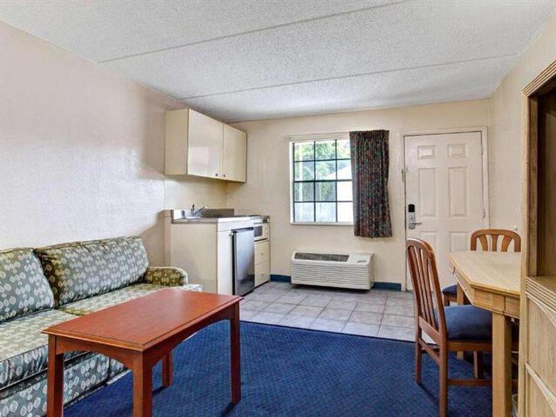 Americana Inn & Suites Lake Magdalene Buitenkant foto