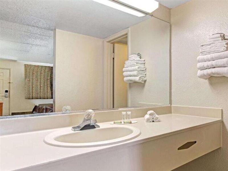 Americana Inn & Suites Lake Magdalene Buitenkant foto