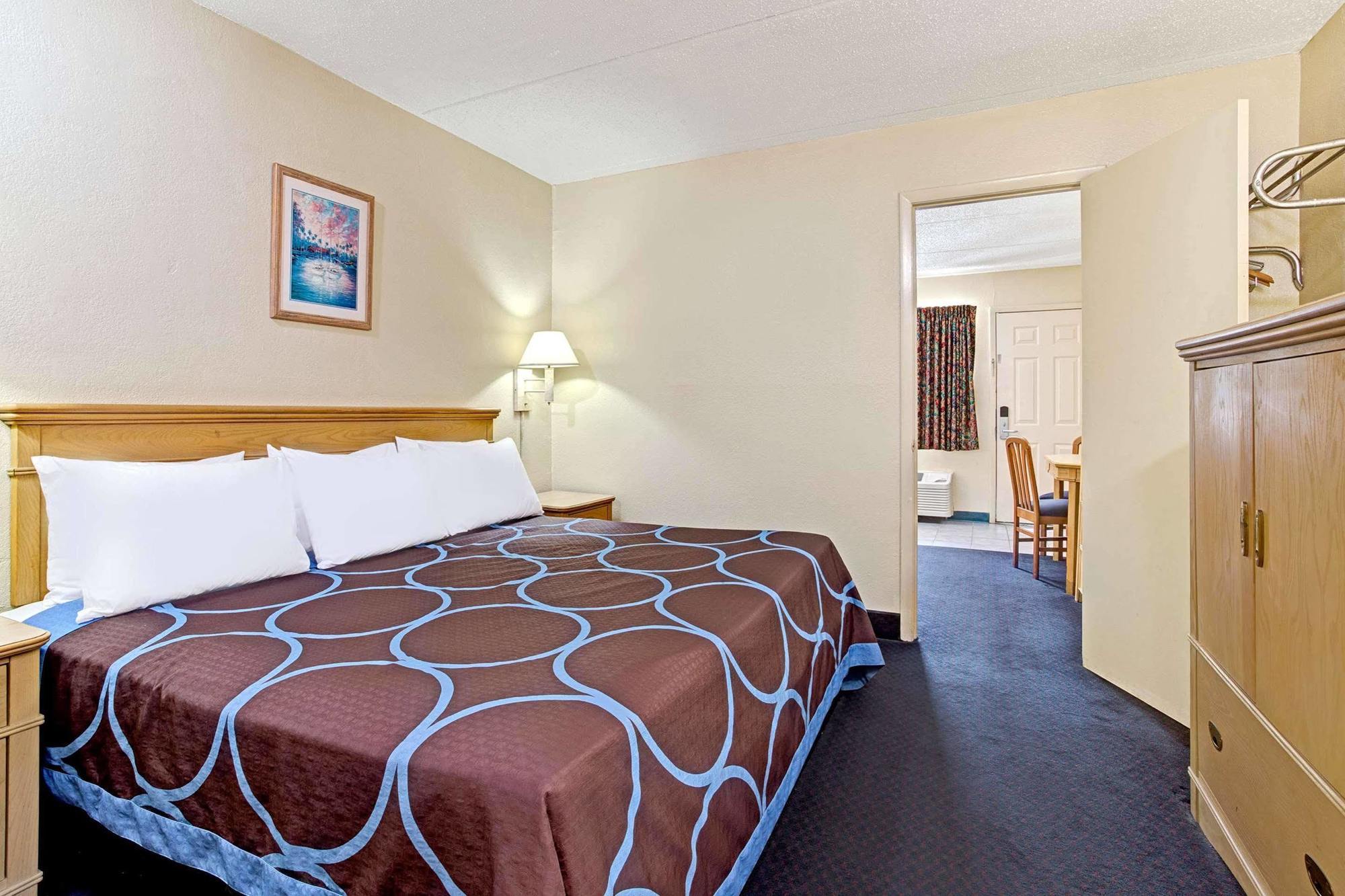 Americana Inn & Suites Lake Magdalene Buitenkant foto