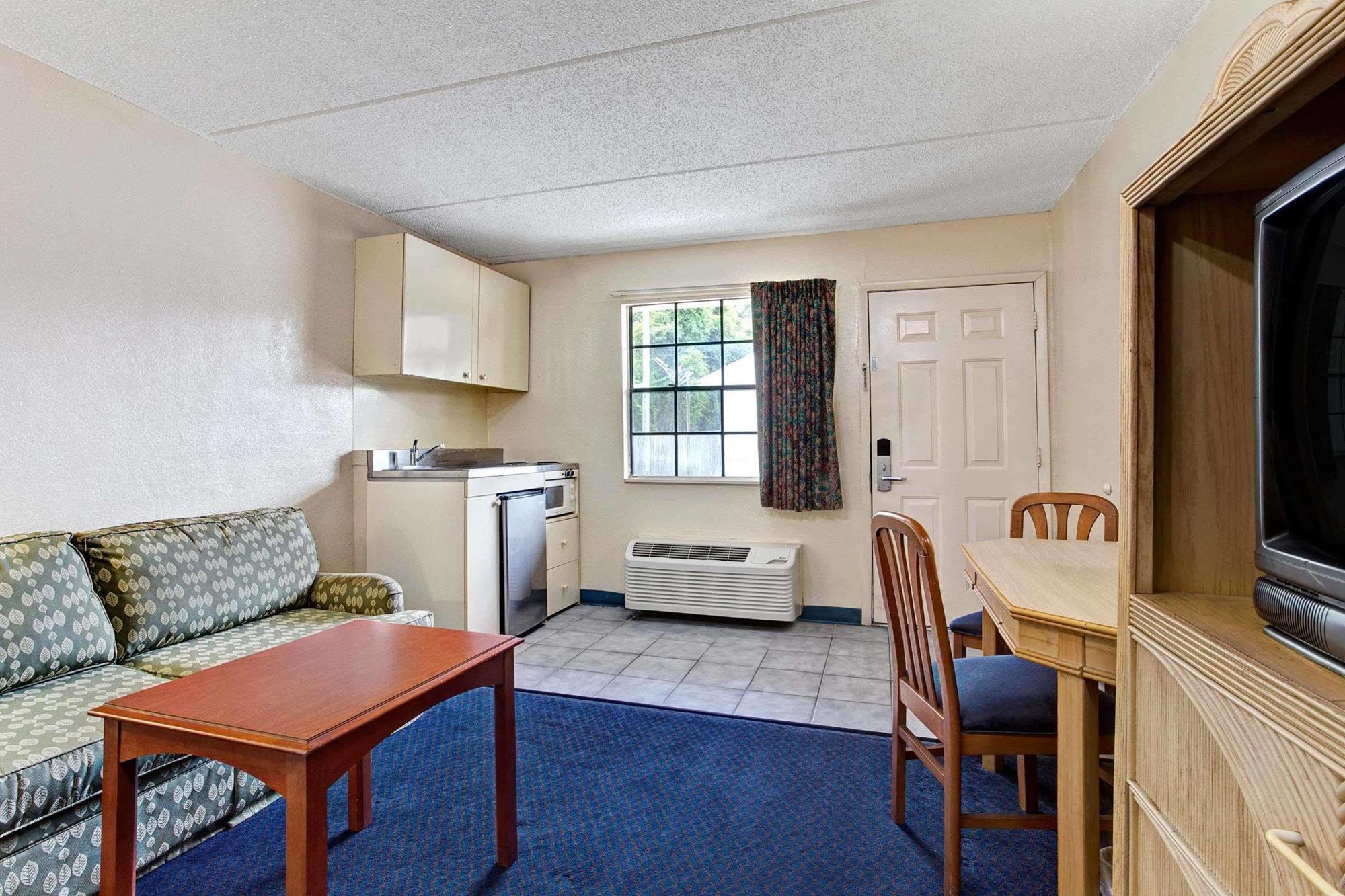 Americana Inn & Suites Lake Magdalene Buitenkant foto